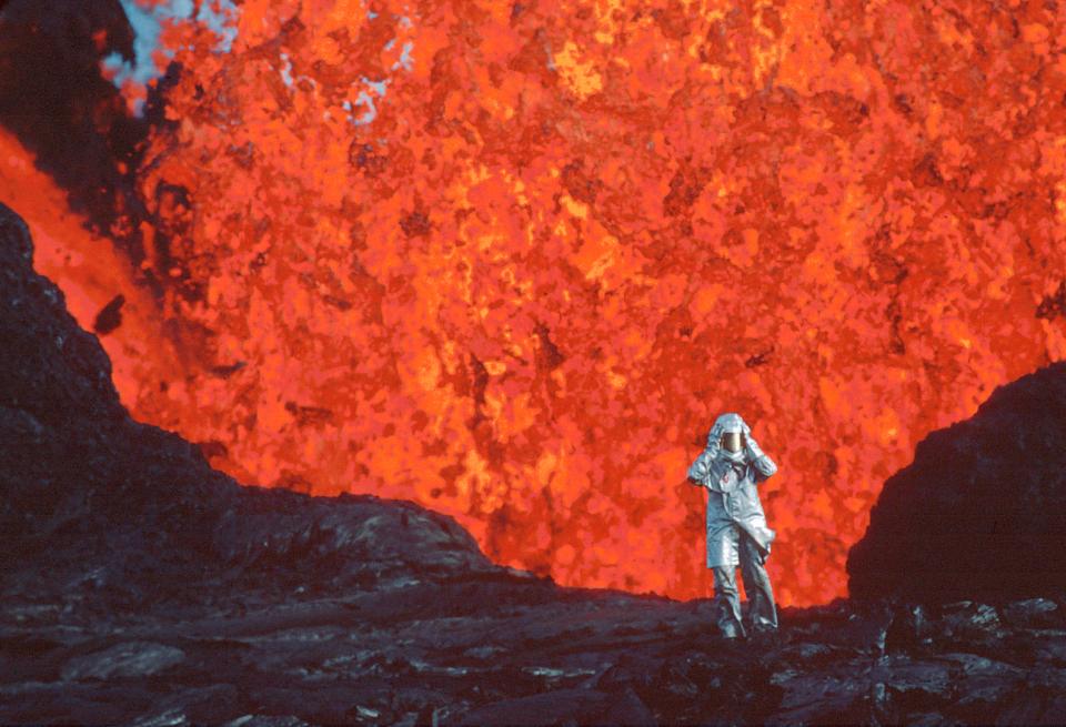 Film-Still aus «Fire of Love»: Forscher mit Schutzausrüstung in einem aktiven Vulkankrater