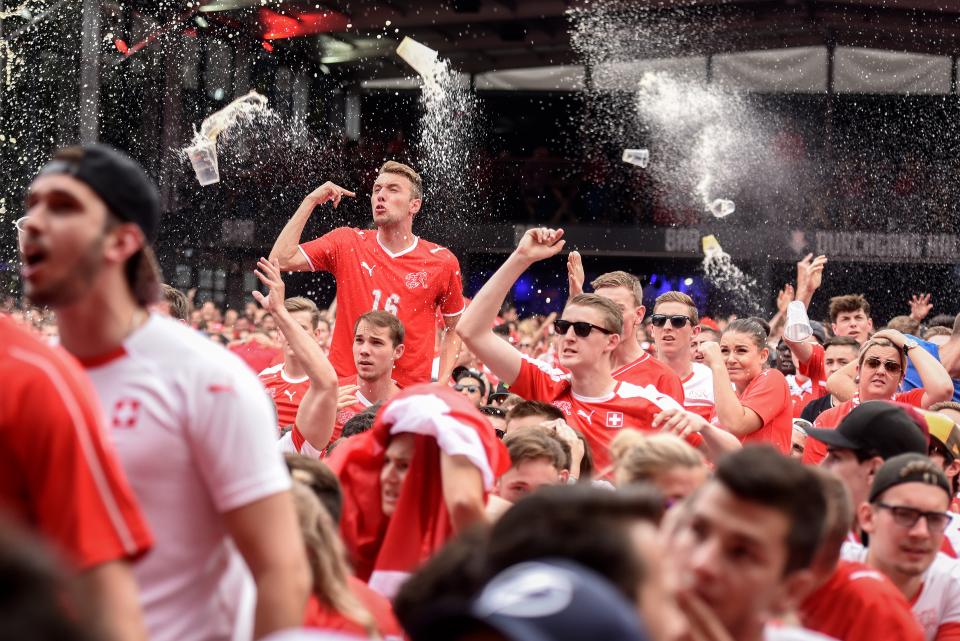 Fussball-Fans während der Fernsehübertragung des WM-Achtelfinals Schweden–Schweiz in der Winti-Arena, 2018