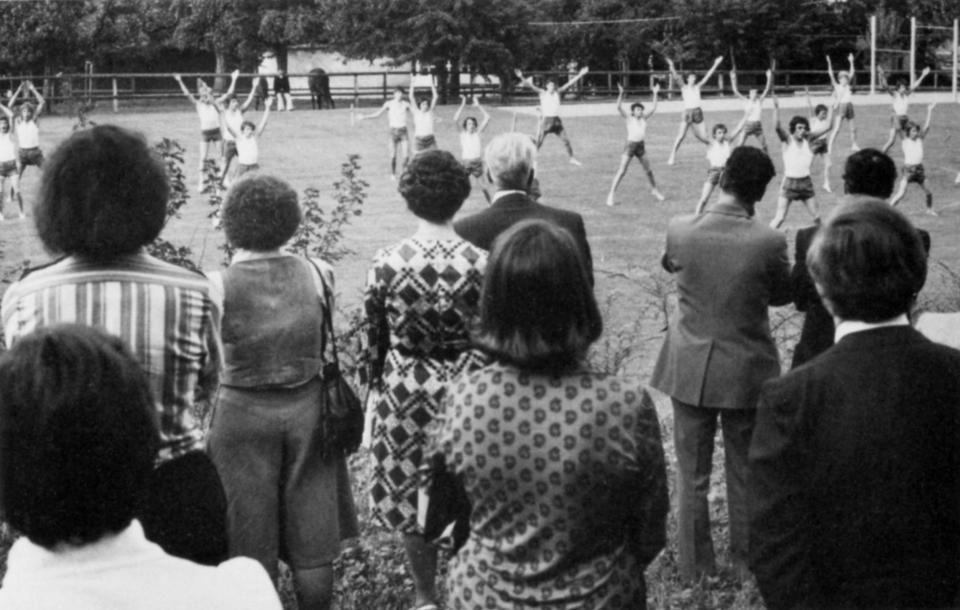 Insassen der Anstalt «Knabenheim Gruebe» bei einer Turnvorführung anlässlich einer Feier, an der 1975 drei Bundesräte teilnahmen