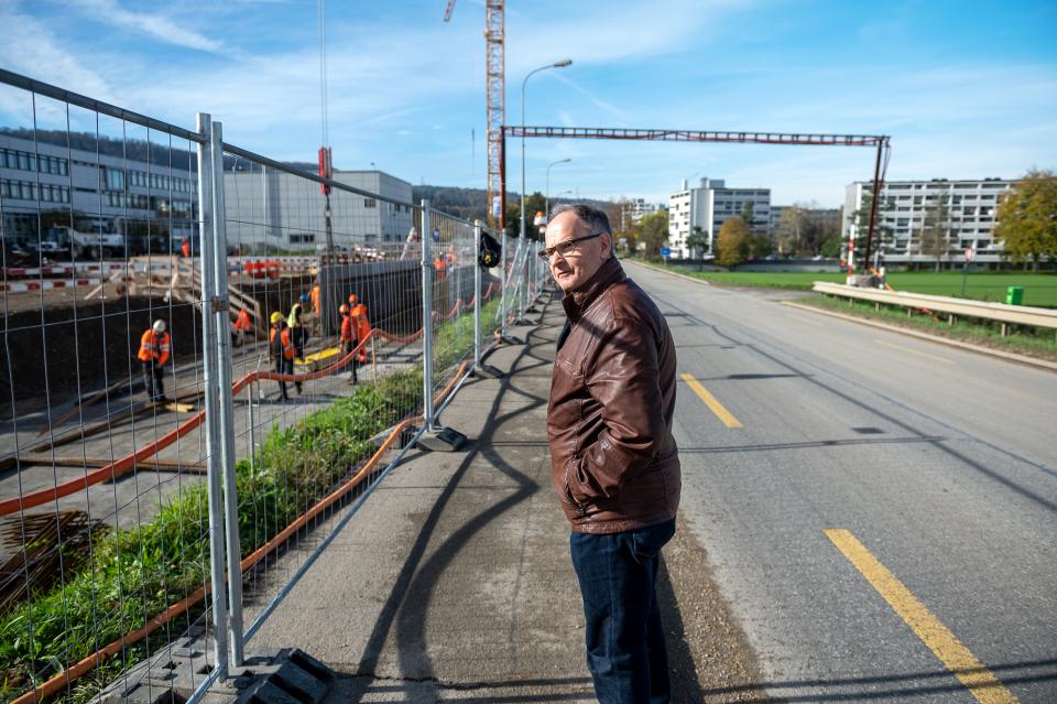 René Grütter, Gemeindeammann von Birr bei der Baustelle des fossil betriebenen Reservekraftwerks