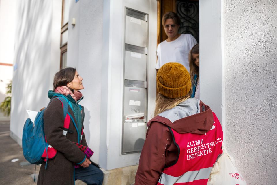 Agnes Jezler unterwegs im Basler St.-Johann-Quartier, wo sie mit einer Person bei einer Haustüre spricht