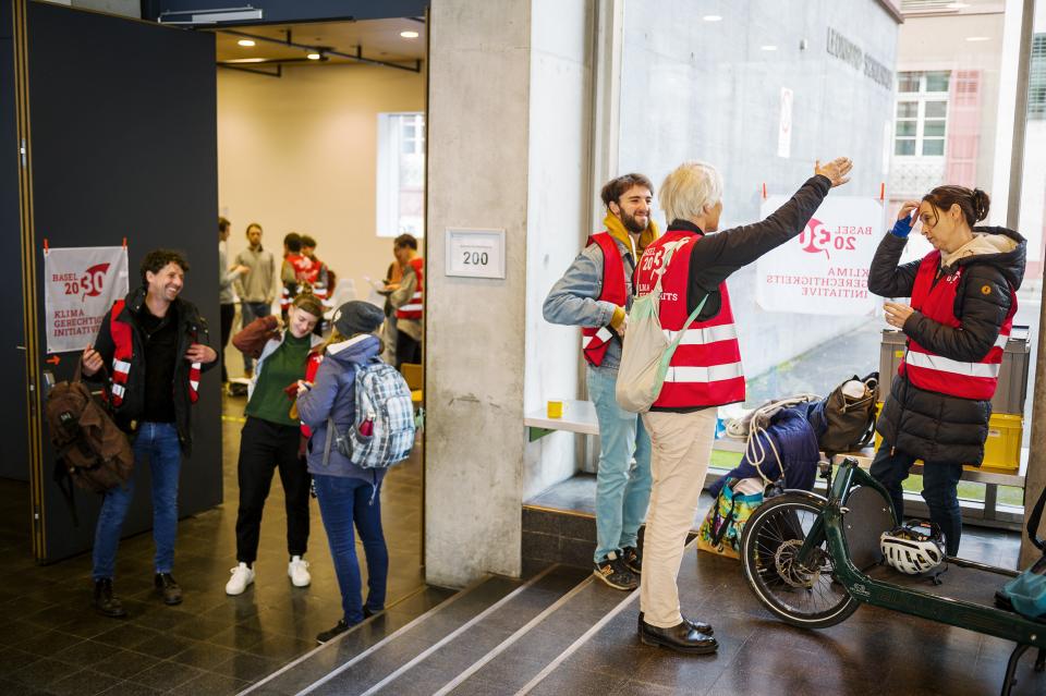 Treffen am zweiten Aktionstag von «Basel 2030»: Personen diskutieren im Stehen miteinander