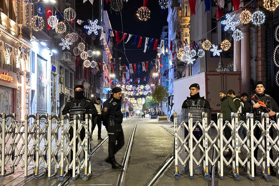 bewaffnete Polizisten an einer Strassensperre in Istanbul
