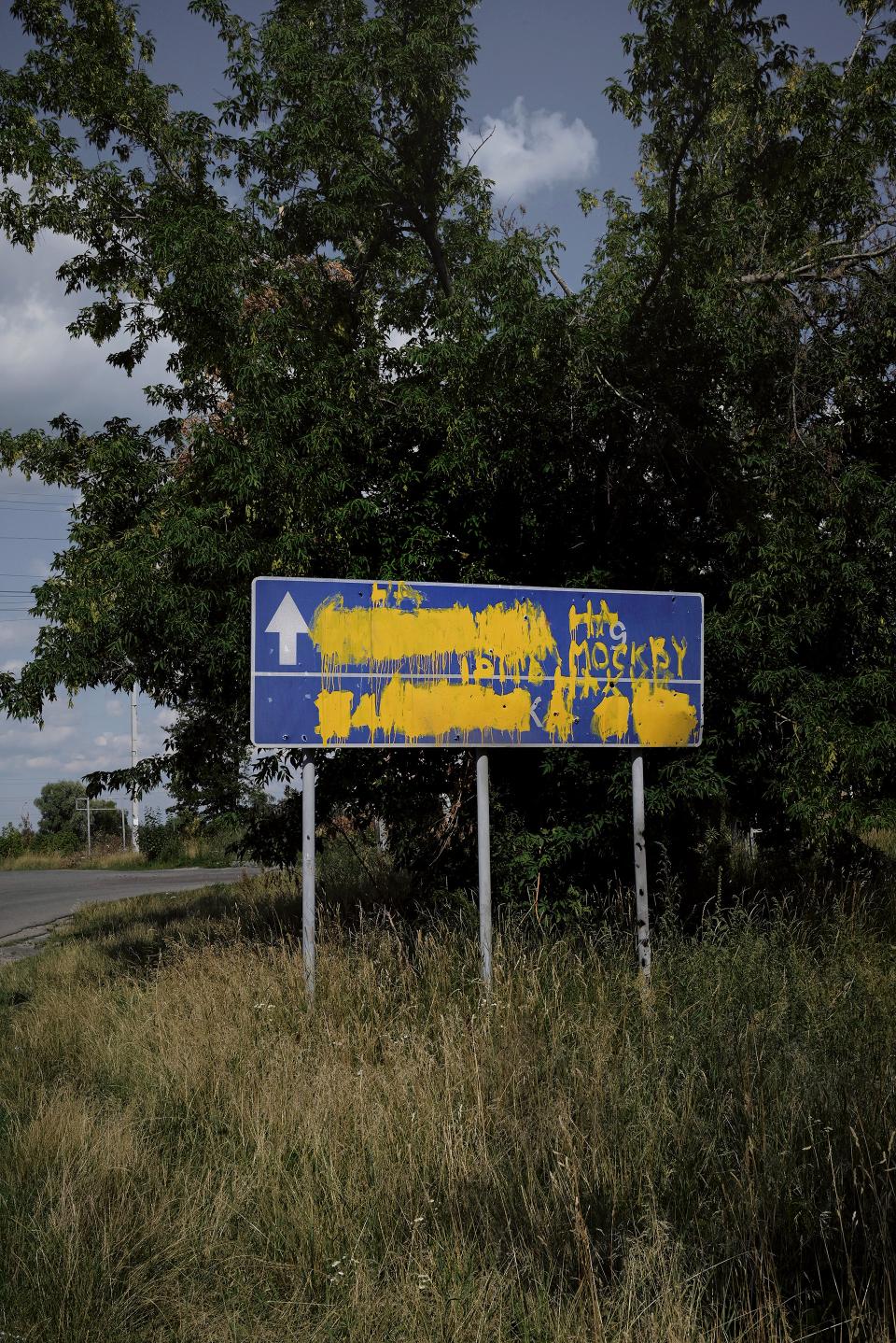 «Geh nach Moskau, fick dich»: Das übermalte Schild soll den Russen die Orientierung erschweren, Region Kyjiw, Juli 2022.
