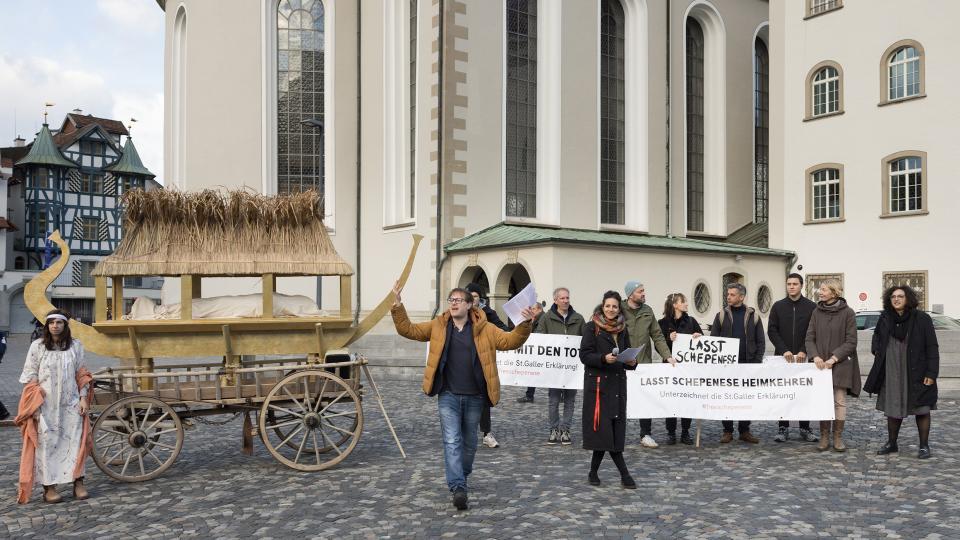 Milo Rau mit dem symbolischen Totenschiff für Schepenese an einem Umzug in der St. Galler Innenstadt