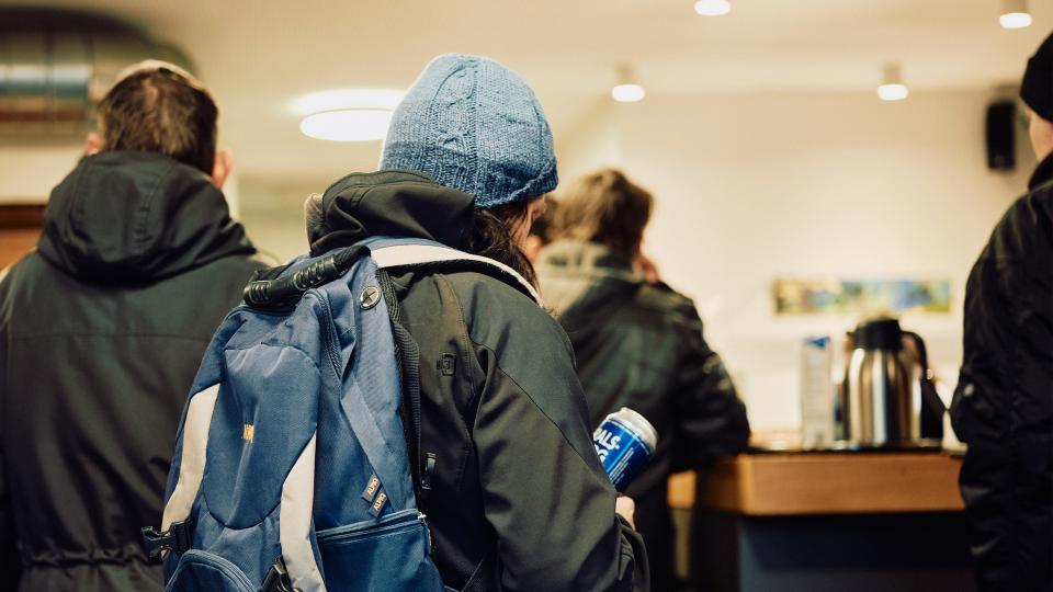 Personen stehen für ein Essen bei der St. Galler Gassenküche an