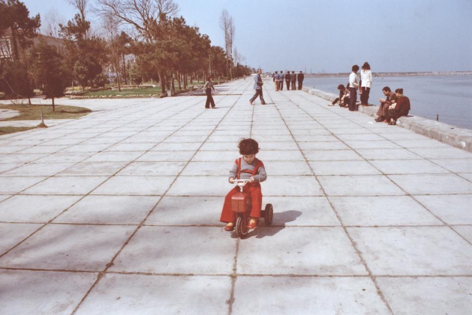 Shiva Arbabi bei einem Ausflug ans Kaspische Meer (1977)