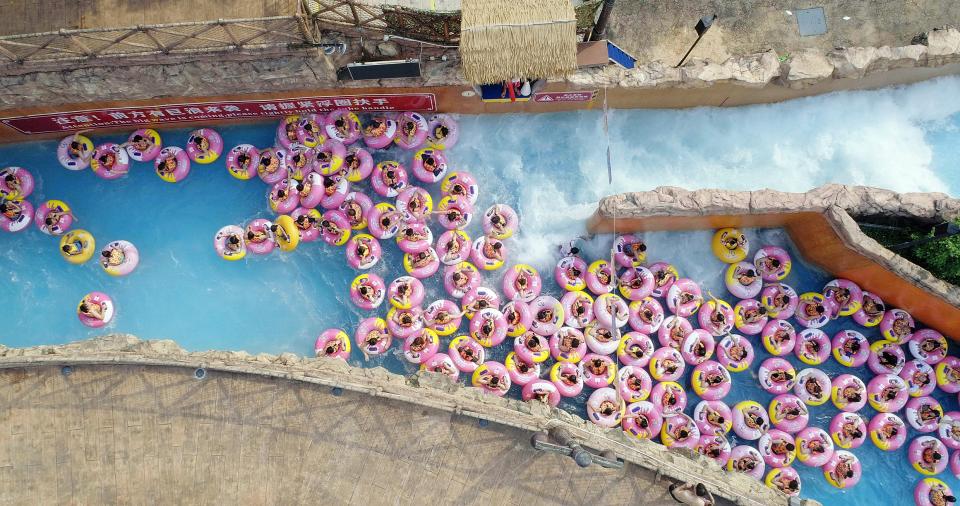 Still aus dem Film «Regra 34»: Luftaufnahmen von Menschen auf Schwimmreifen in einem Erlebnisbad