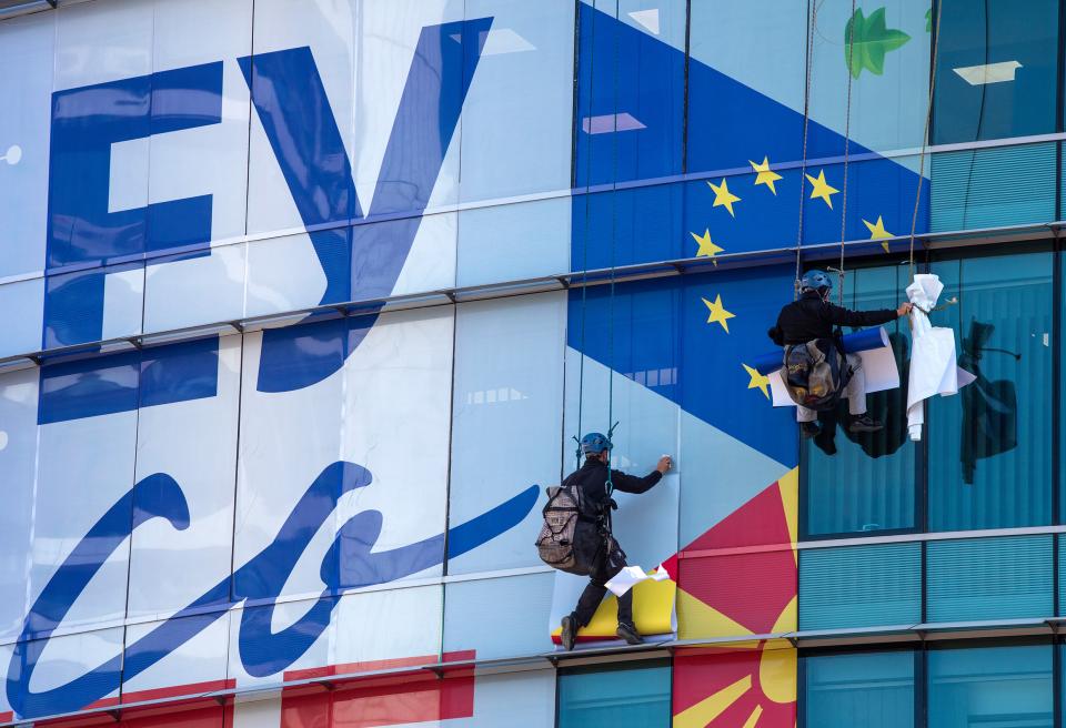 Arbeiter schmücken die Fassade der EU-Büros im nordmazedonischen Skopje
