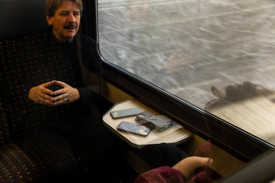 Paul Rechsteiner sitzt im Zug gegenüber Tamara Funiciello