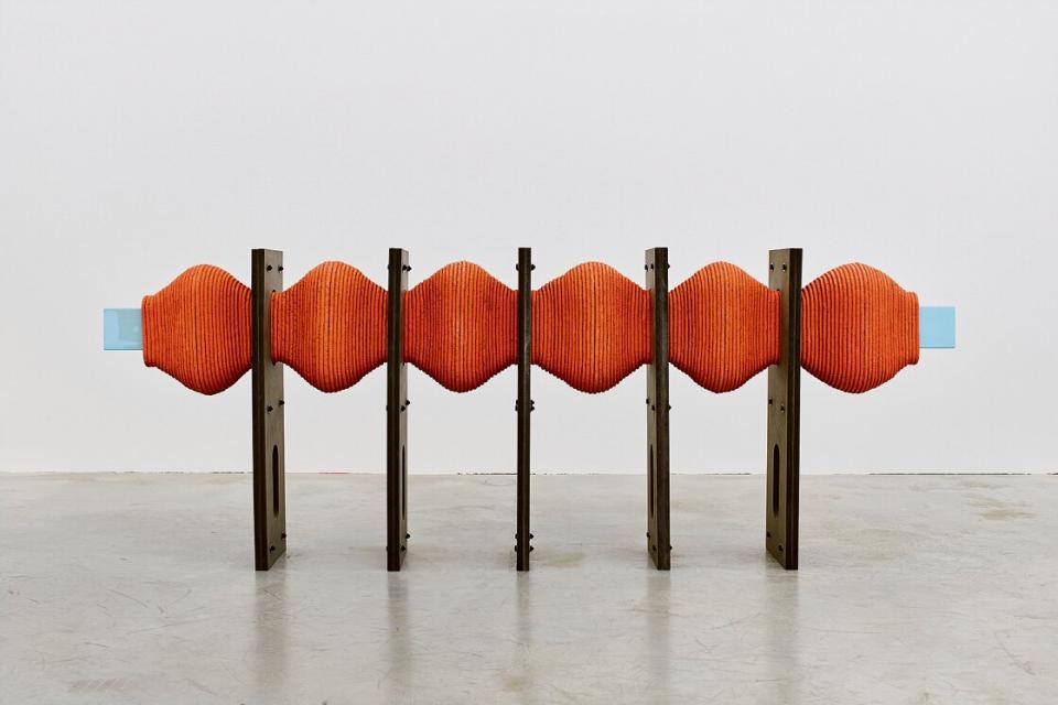 Kunstwerk: Leunora Salihu, Resonanz, 2020, Keramik, Holz, 84 × 233 × 25 cm