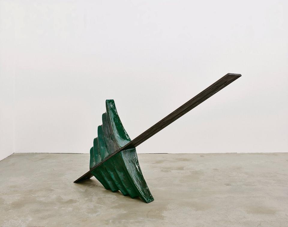 Kunstwerk: Leunora Salihu, Wellenlänge, 2019, Keramik, Glasur, Holz, Grafit, 135 × 214 × 25 cm