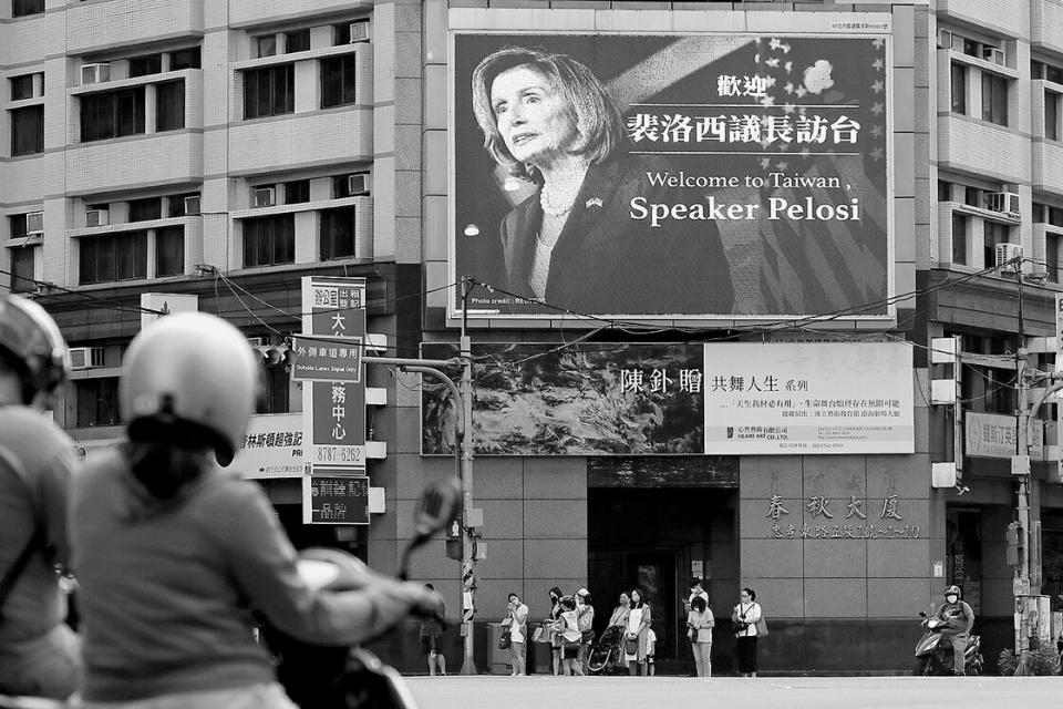 Taiwan heißt US-Politikerin Nancy Pelosi willkommen mit einem grossen Banner an einer Hausfassade