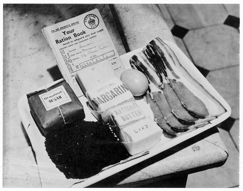 Essens-Wochenration während des 2. Weltkrieg in Grossbritannien mit einem Ei und vier Scheiben Speck