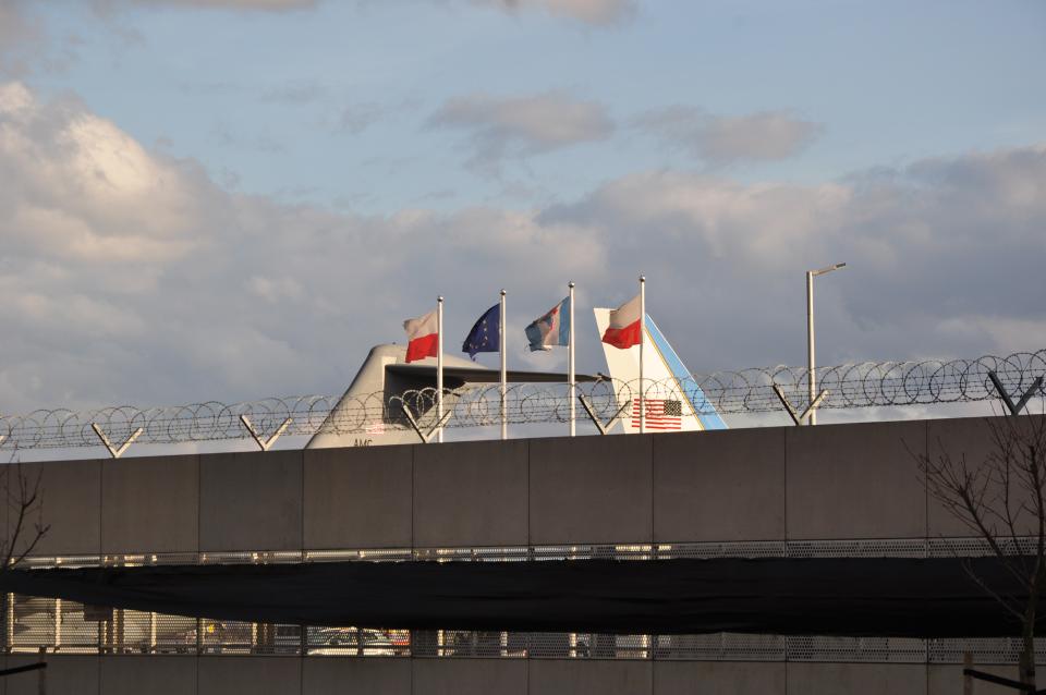 Ein US-Militärjet und eine US-Regierungsmaschine am Flughafen von Rzeszów.