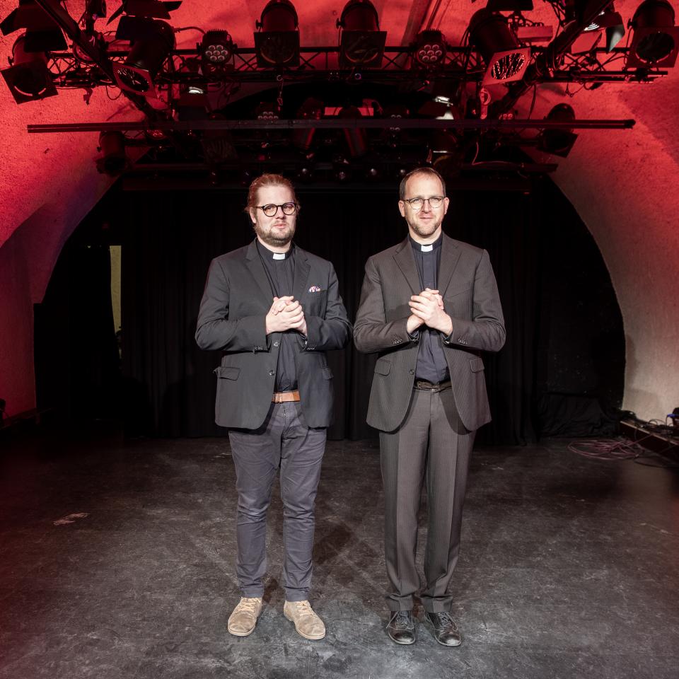 Johannes R. Millius und Daniel Blatter im Kellertheater Brig.