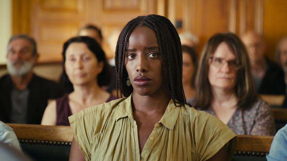 Szene aus dem Film «Saint omer»: Rama (Kayije Kagame) im Gerichtssaal