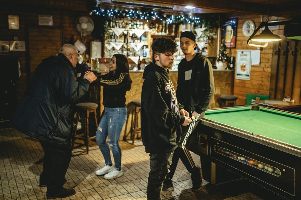 mehrere Personen stehen rund um den Billardtisch in der Bar Pepe in Záhony