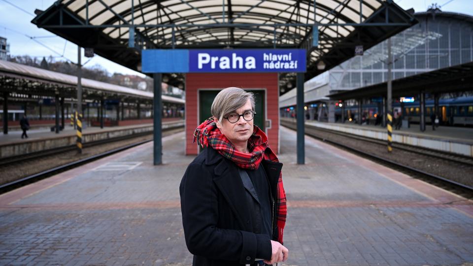 Jaroslav Rudiš im Hauptbahnhof Prag