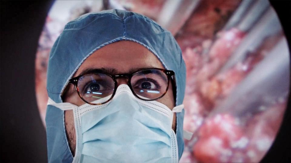 Szene aus dem Film «De Humani Corporis Fabrica»: Gesicht eines Arztes mit Hygienemaske und Brille