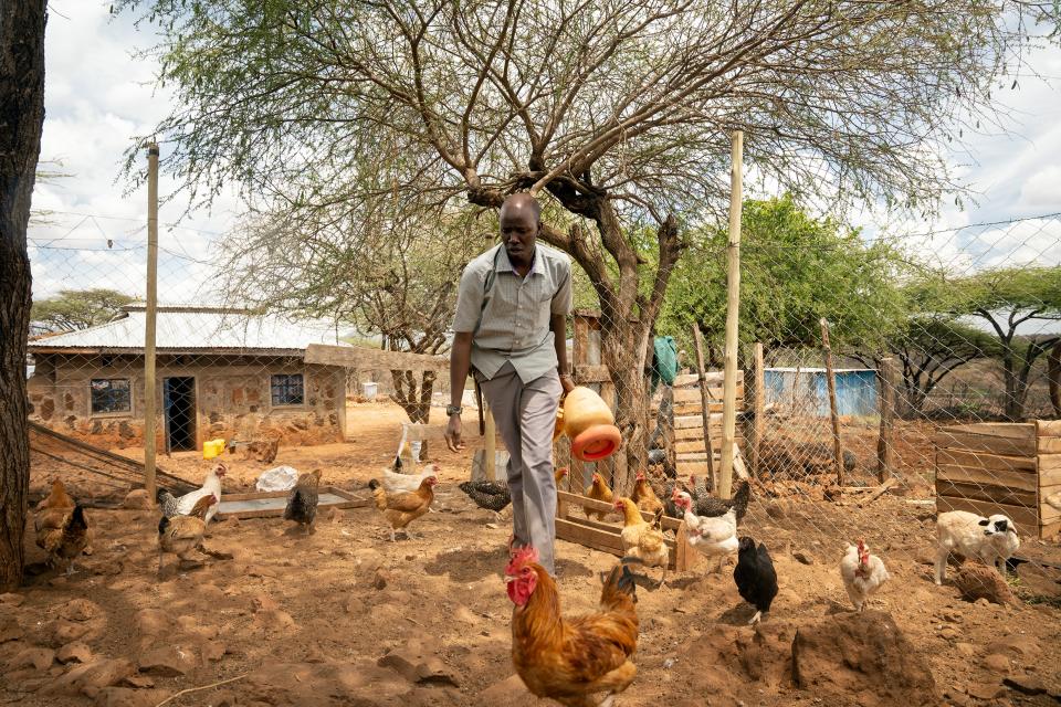 Wilson Lerantillei, ehemaliger Leiter eines Schutzgebiets, füttert seine Hühner im Dorf Leparua