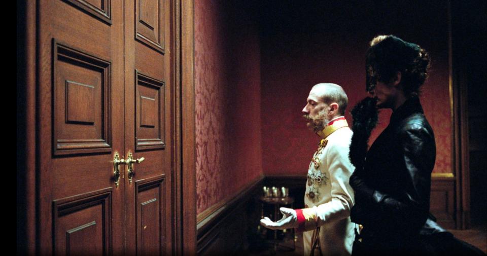 Filmstill aus dem Sisi-Film «Corsage» mit Florian Teichtmeister als Kaiser Franz Joseph