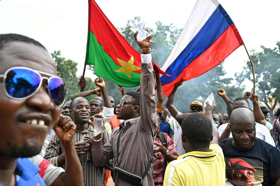 Anhänger des Juntachefs Ibrahim Traoré an einer Demonstration im Oktober in Ouagadougou, der Hauptstadt von Burkina Faso