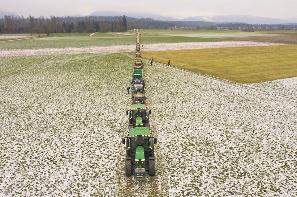 Bäuer:innen markieren am 26. Januar bei Bützberg die Strecke der Umfahrungsstrasse, indem sie Traktoren auf Landwirtschaftland hintereinander aufreihen