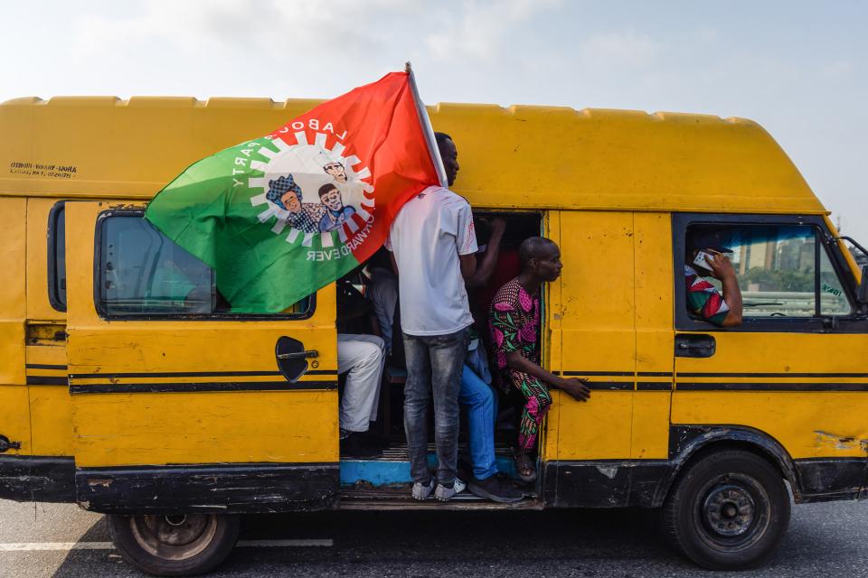 Anhänger der Labour Party unterwegs in Lagos in einem Bus