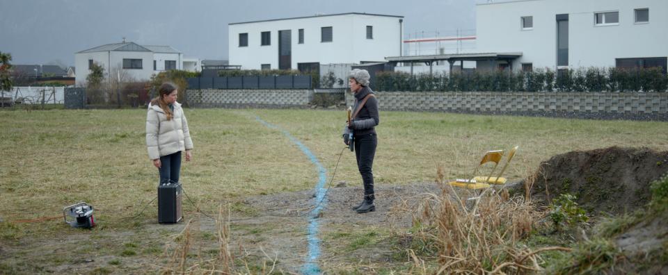 Filmstill: Marion (Elli Spagnolo) und Margaret (Stéphanie Blanchoud) an der blauen Grenze von «La Ligne»