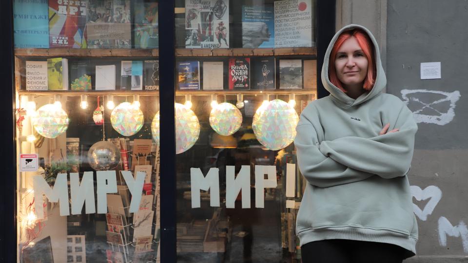 Ljubow Beljazkaja vor ihrer Buchhandlung in St. Petersburg