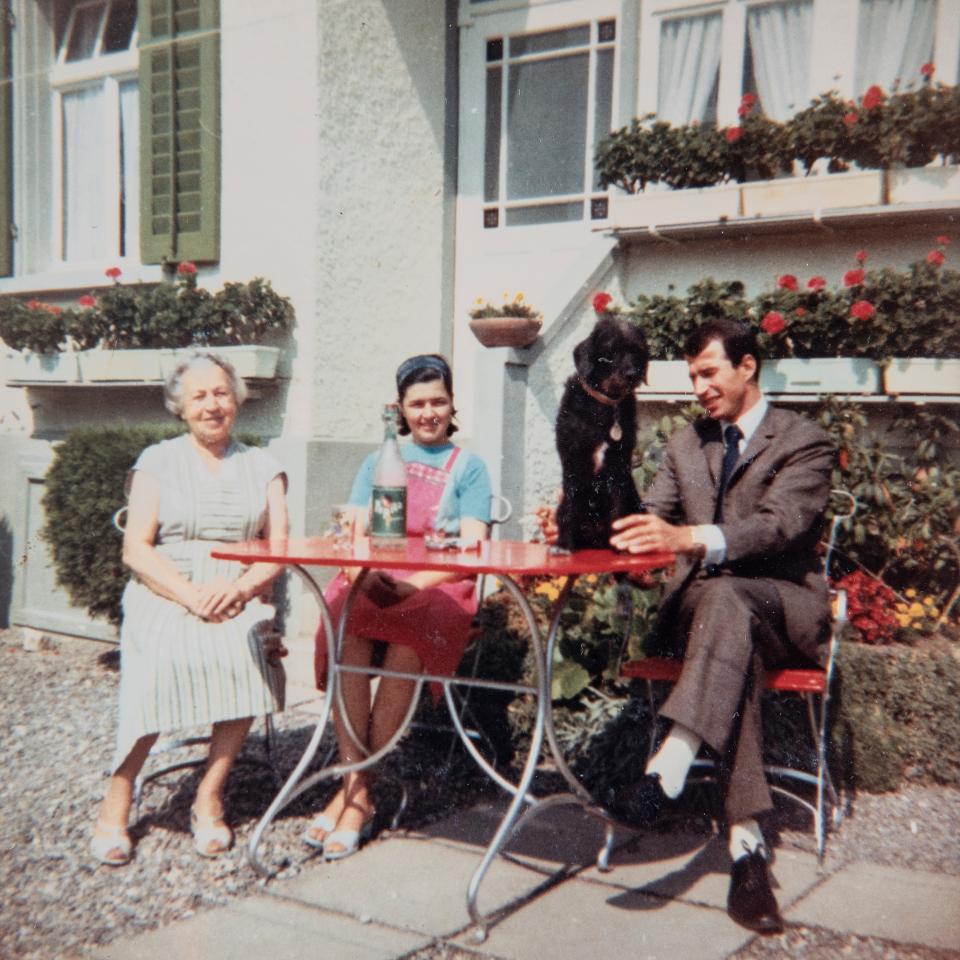 ein Bild aus der Ausstellung: Meryem und Hüseyin Yavaş sitzten an einem Gartentisch, Ende der sechziger Jahre