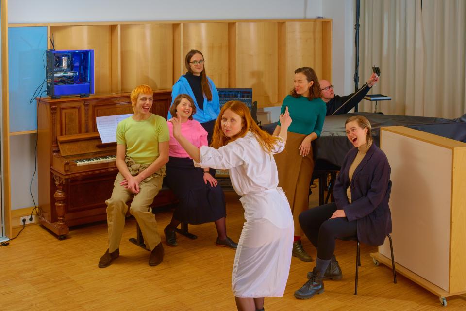 Gruppenbild: Holly Herndon lässt Sänger:innen eine künstliche Intelligenz mit Klangmaterial füttern