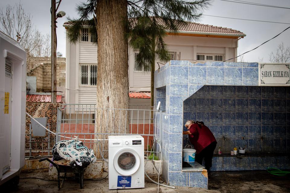 improvisierte Waschküche in der Selman-Nasır-Eskiocak-Grundschule im Viertel Harbiye der Stadt Antakya