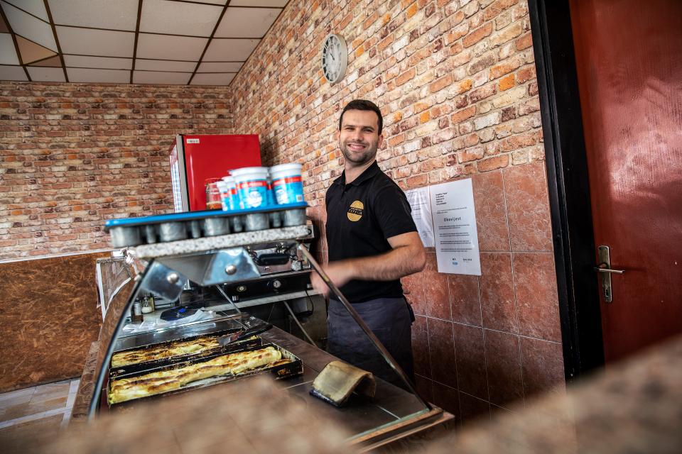 Valid Reka in seinem Burek-Laden in Tuzla