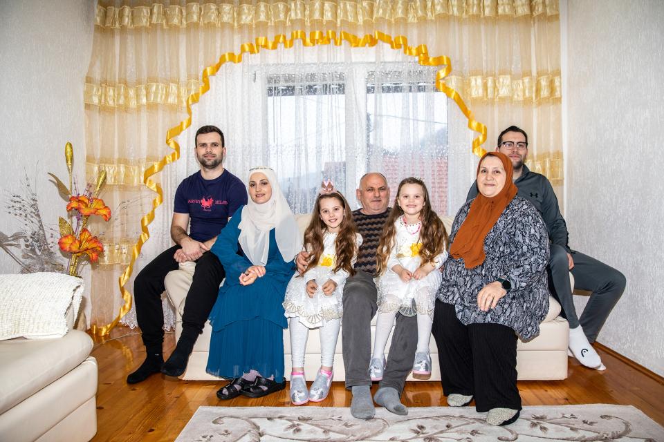 Die Familie Reka (v. l.): Valid, Tesmira, deren Tochter Adna, Valids Vater Zerat, Tochter Mirha, Mutter Bahta, Bruder Zehrid
