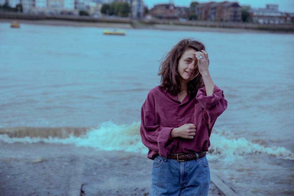 Portraitfoto: Sophie Jamieson steht an einem Gewässer