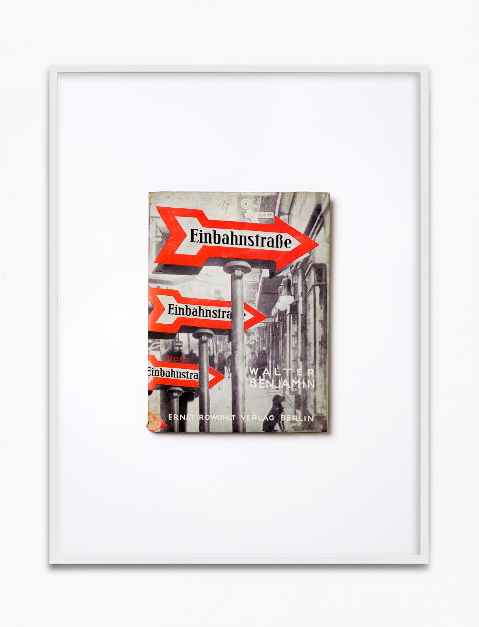 Buchcover von «Einbahnstrasse» von Walter Benjamin in einem Bilderrahmen