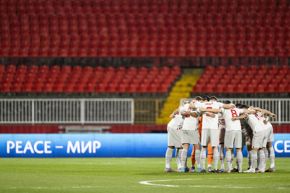 die Schweizer Fussball-Nationalmannschaft spielt vor leeren Rängen beim Spiel gegen Belarus im Karađorđe Stadion in Novi Sad, Serbien (März 2023)