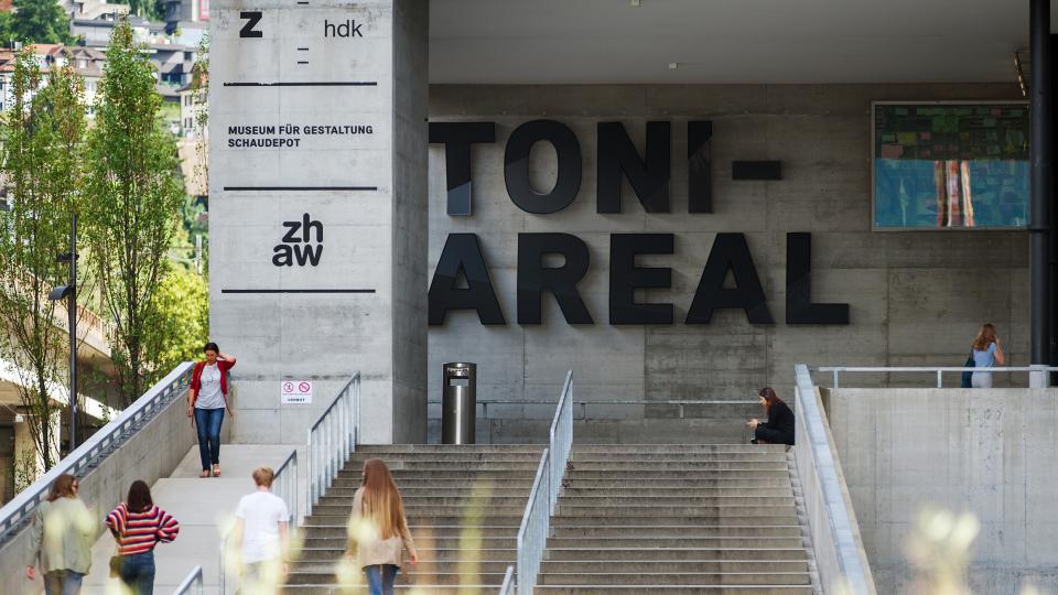 Eingangsbereich der Zürcher Hochschule der Künste auf dem Toni-Areal