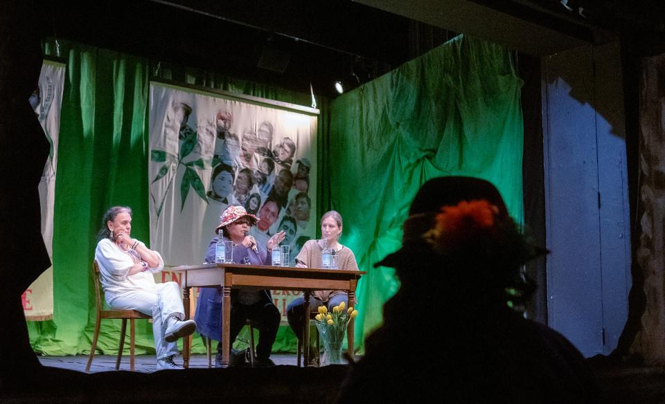 Lourdes Huanca an einem Podium im Theater Neumarkt in Zürich