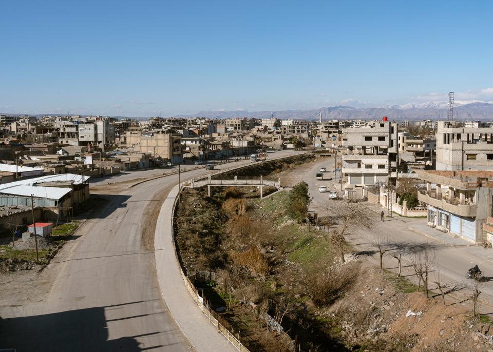 die Stadt Derik, im Hintergrund sind die Gipfel der Bergkette Çiyayê Cûdî zu sehen