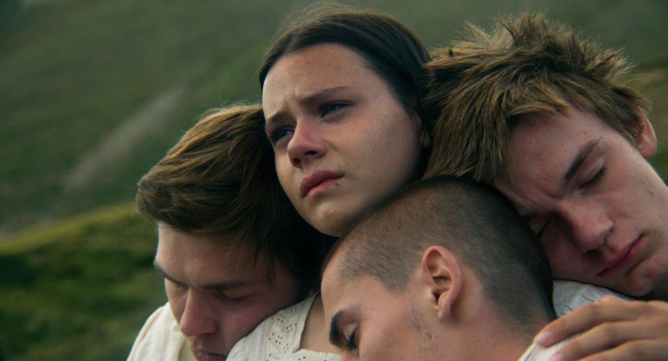 Filmstill aus dem Film «Foudre»: Rückkehrerin Elisabeth (Lilith Grasmug) sucht mit drei Burschen aus dem Dorf die polyamore Utopie