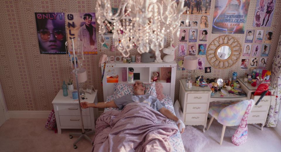 Filmstill aus dem Film «Beau Is Afraid»: ein lädierter Beau (Joaquin Phoenix) erwacht als Kuckuckskind im Zimmer eines Teeniemädchens