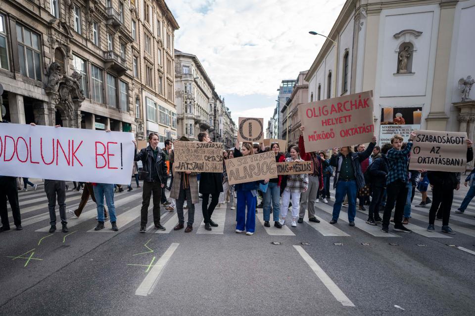 «Zebraprotest» auf dem Ferenciek Tere in Budapest Ende März