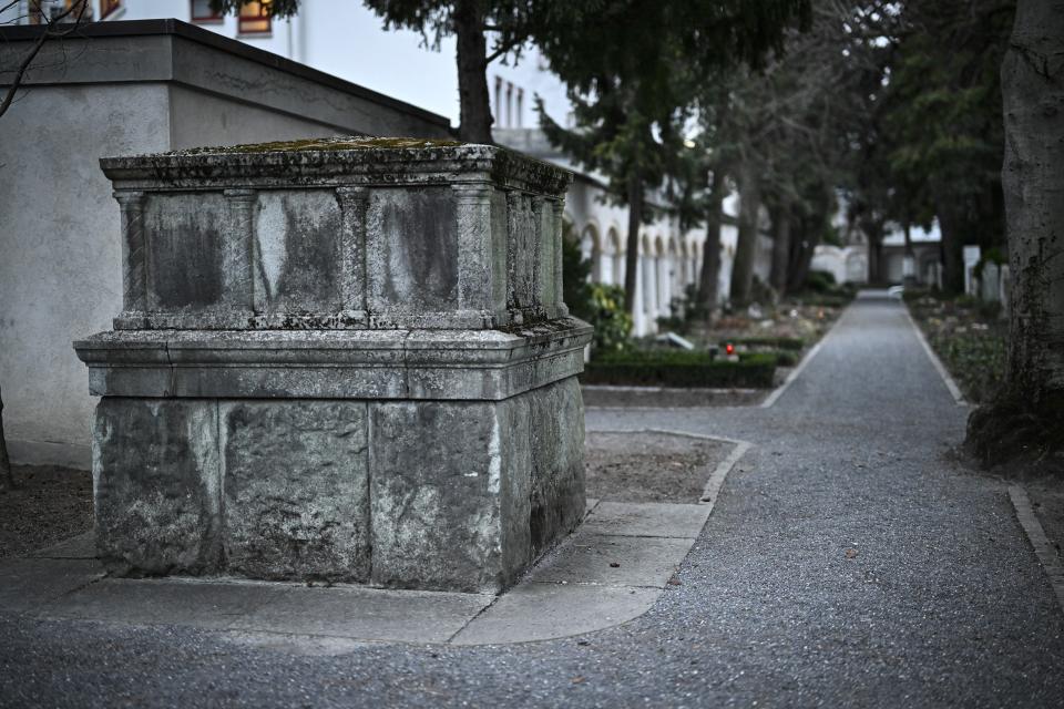Denkmal auf dem Churer Friedhof Daleu mit der Inschrift «Hier ruhen deutsche Soldaten.»