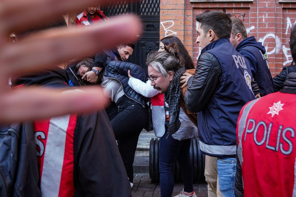 Polizei sperrt den Zutritt zum Taksim-Platz am 1. Mai ab und geht gegen Aktivist:innen vor