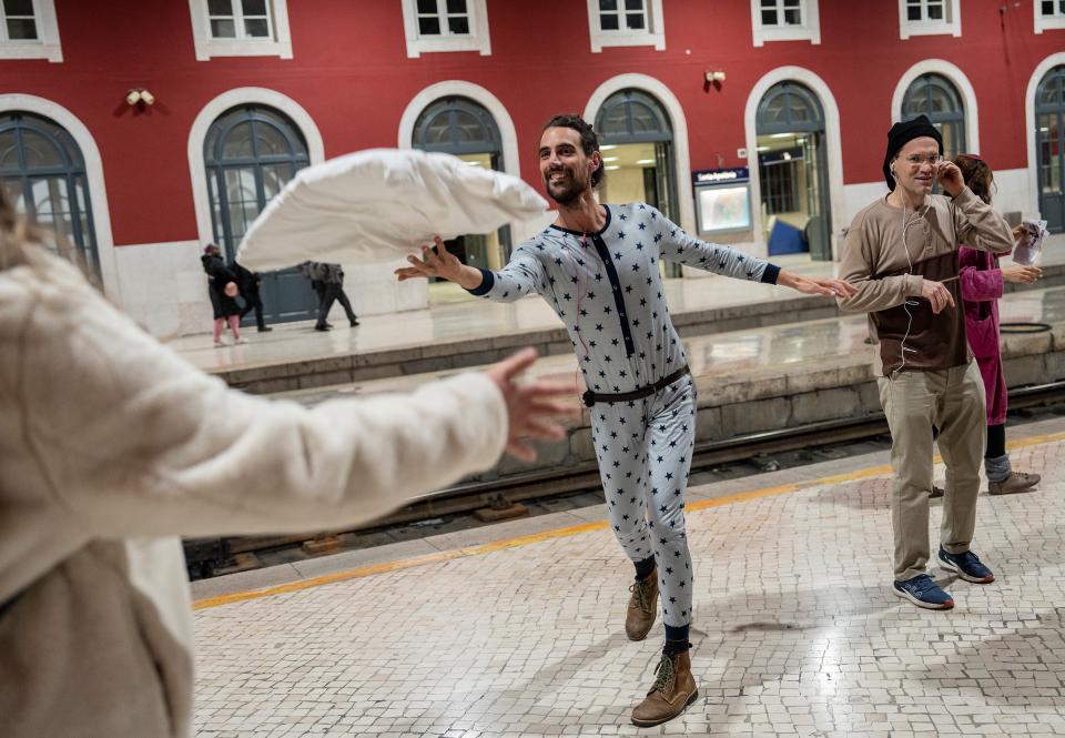Pyjamaparty am Bahnhof Santa Apolónia als Aktion für die Wiedereinführung der Nachtzüge