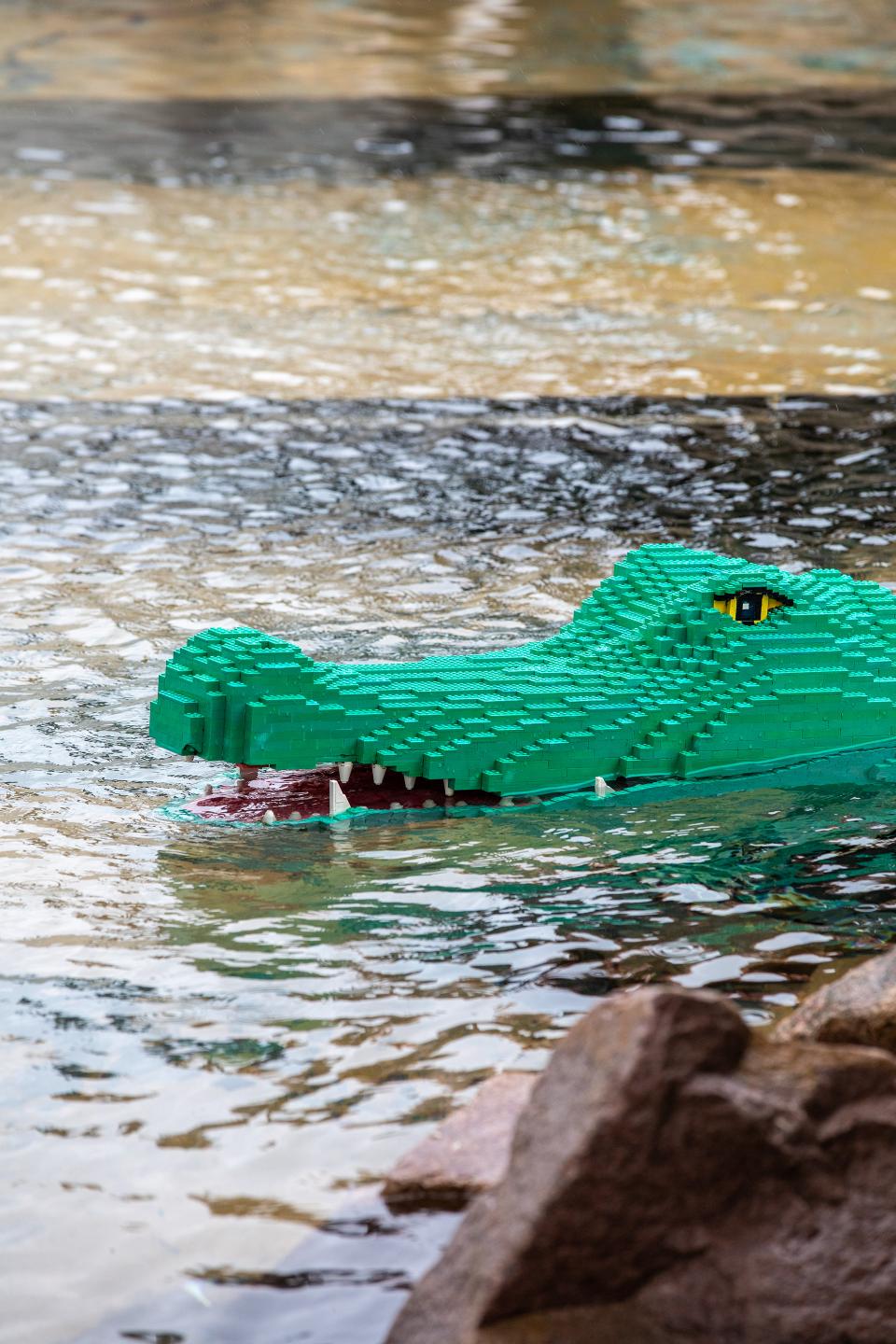 lebensgrosses Krokodil aus Legosteinen in einem Teich