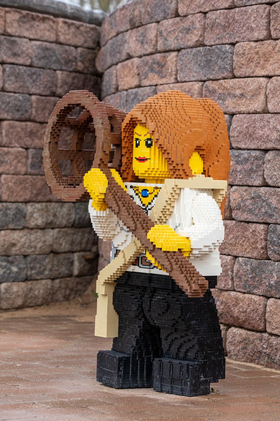 lebensgrosse weibliche Fantasy-Figur aus Legosteinen